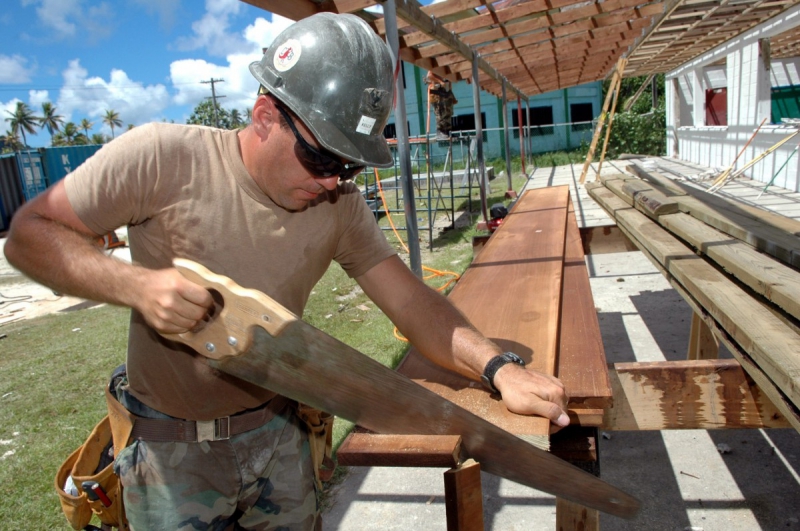 ebeniste-ANDON-min_worker_construction_building_carpenter_male_job_build_helmet-893290